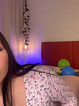 Caandace online show from April 2026 07:17:01 PM