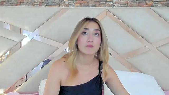 Snapshot of lucy_davies chatting on May 2026 03:22:02 PM lucy davies online show from May 2026 03:22:02 PM