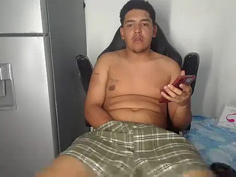 Snapshot of simonxxxlbear chatting on February 2026 10:42:02 PM simonxxxlbear online show from February 2026 10:42:02 PM