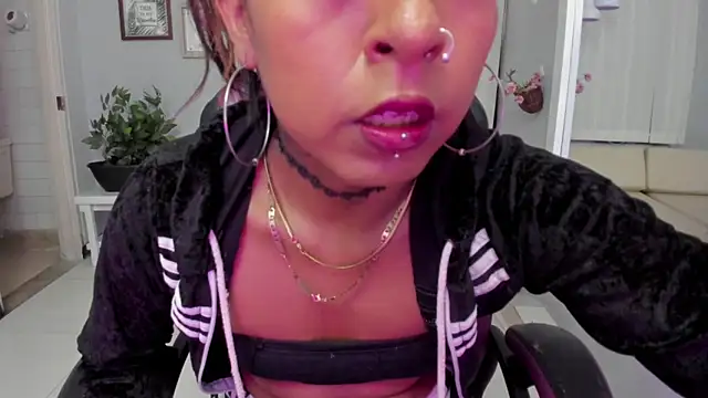 Nahomy Collins  online show from June 2026 08:03:02 PM