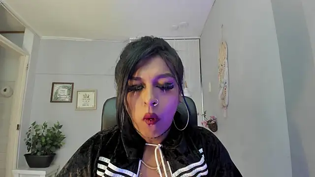 Nahomy Collins  online show from March 2026 07:38:01 PM