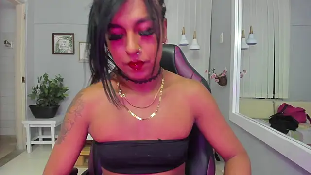 Nahomy Collins  online show from June 2026 07:47:02 PM