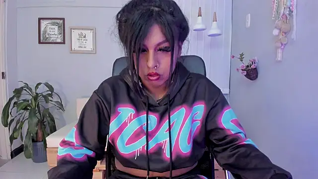 Nahomy Collins  online show from March 2026 07:30:01 PM