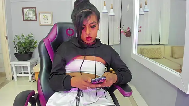 Nahomy Collins  online show from May 2026 07:43:01 PM