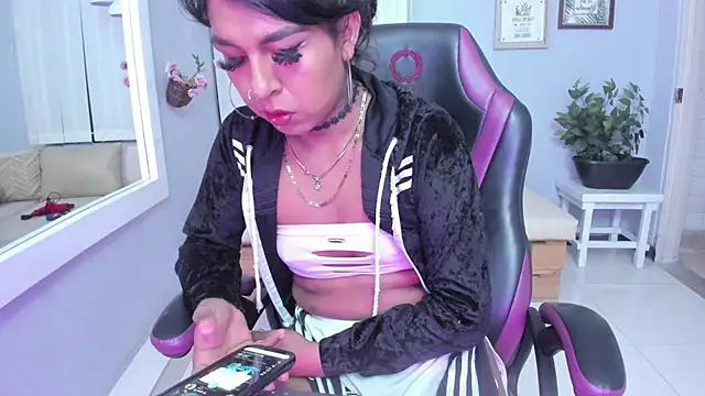 Nahomy Collins  online show from May 2026 08:07:01 PM