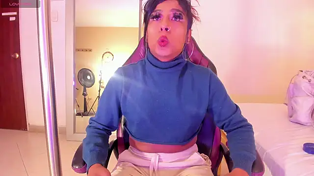 Nahomy Collins  online show from May 2026 05:20:02 PM