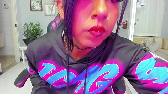 Nahomy Collins  online show from May 2026 08:04:02 PM