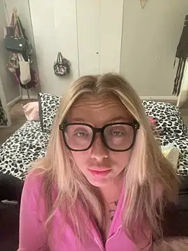 Snapshot of imkhloe chatting on June 2026 07:46:02 PM imkhloe online show from June 2026 07:46:02 PM
