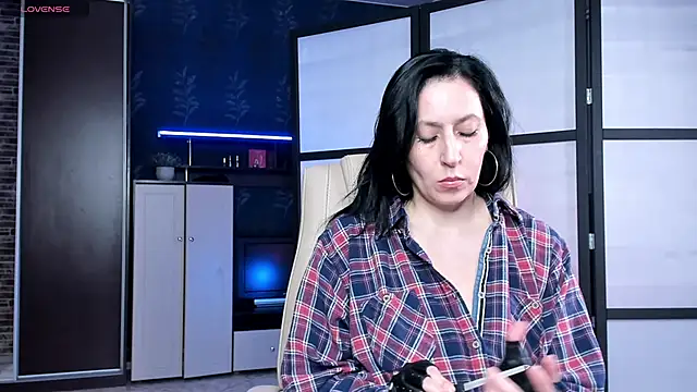 Snapshot of Lucky_Milf chatting on April 2026 03:40:02 PM Lucky Milf online show from April 2026 03:40:02 PM