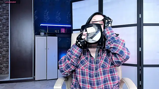 Snapshot of Lucky_Milf chatting on April 2026 02:02:01 PM Lucky Milf online show from April 2026 02:02:01 PM