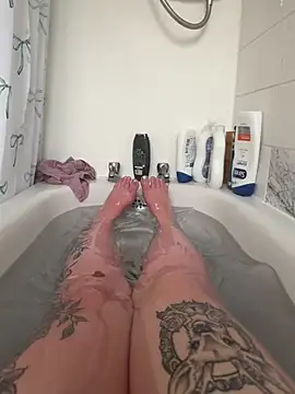 BeeMay22 online show from April 2026 06:27:01 PM