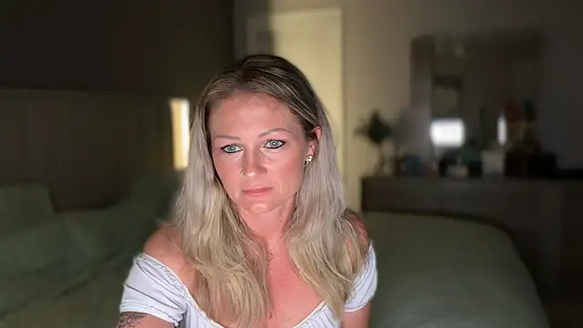 Snapshot of BlondeMilf82 chatting on June 2026 07:29:02 AM BlondeMilf82 online show from June 2026 07:29:02 AM