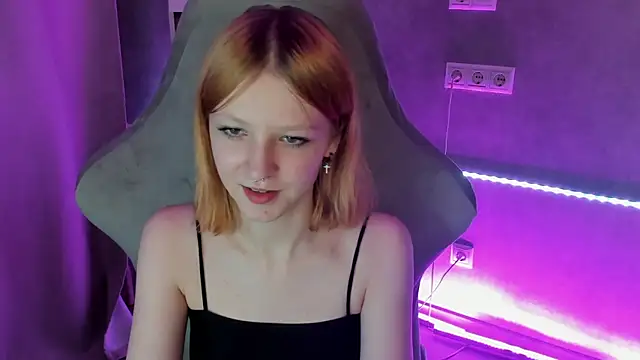 Snapshot of Emma_Dusk chatting on July 2026 01:06:02 AM Emma Dusk online show from July 2026 01:06:02 AM