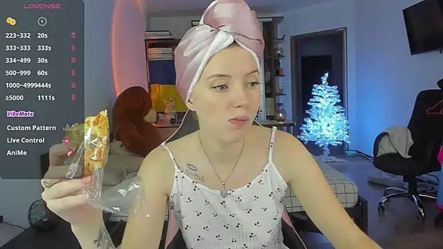 Snapshot of Mary_Blu chatting on December 2025 01:06:02 PM Mary Blu online show from December 2025 01:06:02 PM