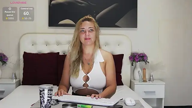 Snapshot of MellanieBliss chatting on July 2026 04:45:01 AM MellanieBliss online show from July 2026 04:45:01 AM