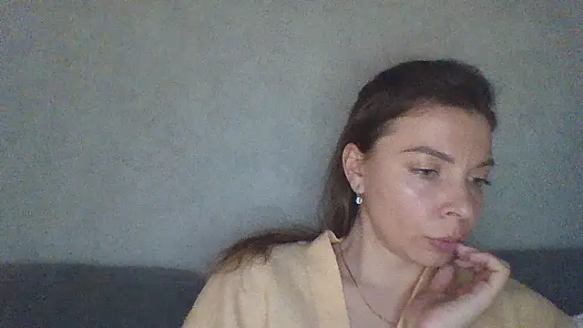 Luna2547 online show from April 2026 05:48:01 PM