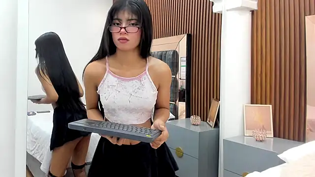 chloe larson online show from March 2026 11:29:02 AM