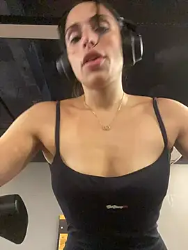 sweetwanda online show from April 2026 01:01:02 PM