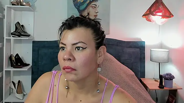 KiaraXMilf online show from April 2026 07:33:01 PM