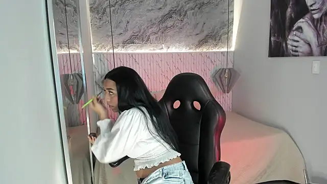 Esmeralda  18 online show from May 2026 08:48:02 PM