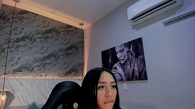 Esmeralda  18 online show from April 2026 07:43:01 PM