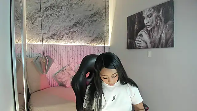 Esmeralda  18 online show from May 2026 07:32:02 PM