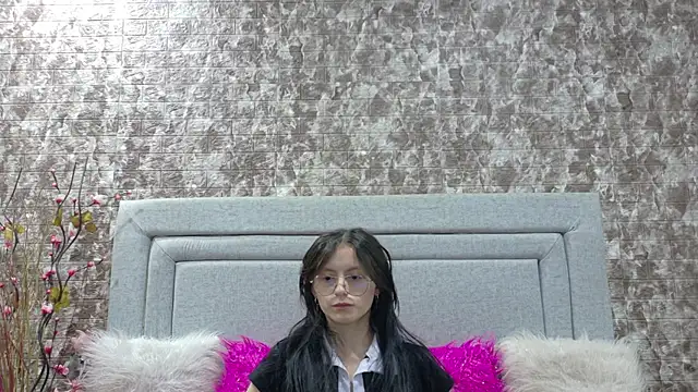 Naomimolie online show from June 2026 12:33:02 PM