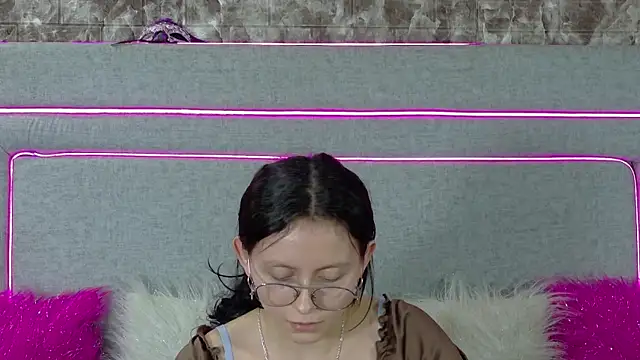 Naomimolie online show from July 2026 12:02:01 PM
