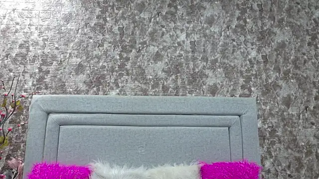 Naomimolie online show from June 2026 12:10:02 PM
