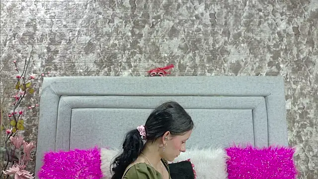 Naomimolie online show from June 2026 12:28:01 PM