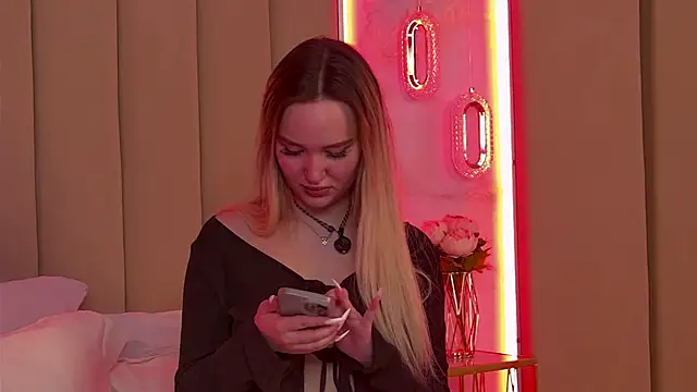 JuliaHotty  online show from March 2026 05:30:02 PM