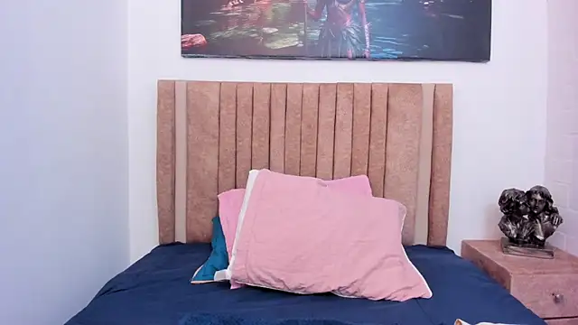 Thalia parkerr  online show from April 2026 12:01:01 PM