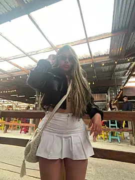 ManuelaVeeleez online show from May 2026 07:30:01 PM