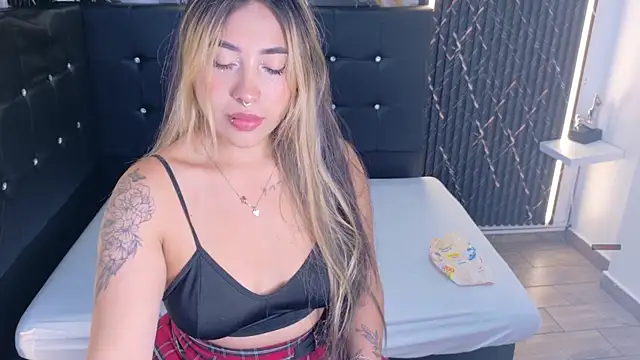 ManuelaVeeleez online show from May 2026 04:44:01 AM