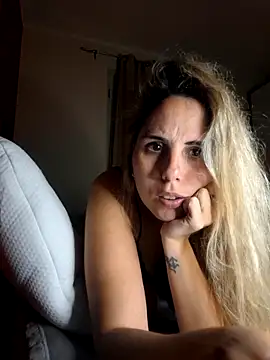 Snapshot of Emilyvuxa chatting on May 2026 09:35:02 PM Emilyvuxa online show from May 2026 09:35:02 PM