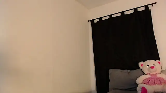 LyriaDiamond  online show from April 2026 01:47:01 AM