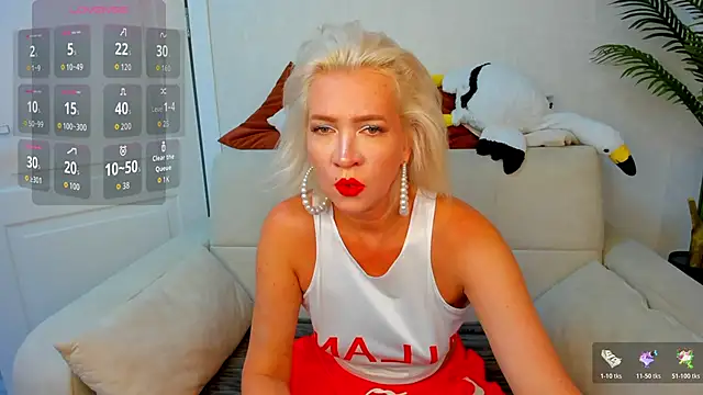 Snapshot of Ledi_Luna chatting on June 2026 08:33:02 AM Ledi Luna online show from June 2026 08:33:02 AM