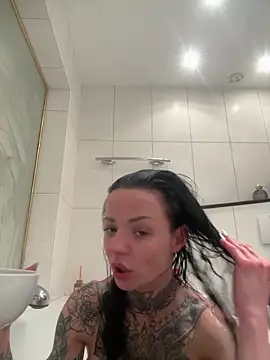 SkinnyLilly online show from May 2026 10:59:01 PM