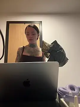 SkinnyLilly online show from June 2026 07:37:01 PM