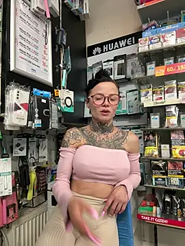 SkinnyLilly online show from July 2026 07:03:01 PM