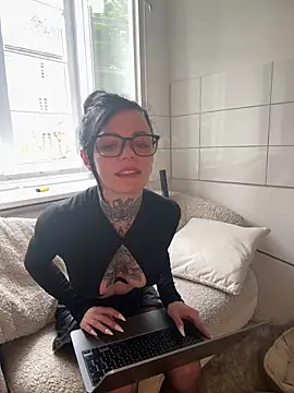 SkinnyLilly online show from May 2026 03:31:01 PM