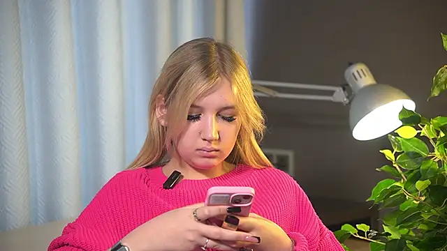 Snapshot of SinaHovey chatting on March 2026 09:50:01 AM SinaHovey online show from March 2026 09:50:01 AM