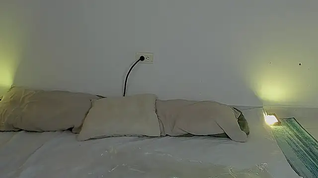 ALEJA R01 online show from April 2026 10:05:02 PM