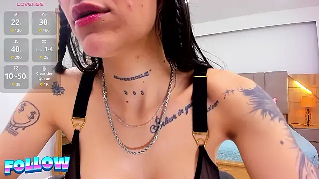 Snapshot of EmiilieThompson chatting on March 2026 04:05:02 AM EmiilieThompson online show from March 2026 04:05:02 AM