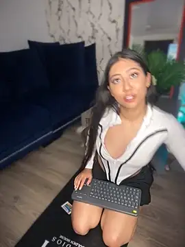 Lunaliaa  online show from April 2026 05:32:01 AM