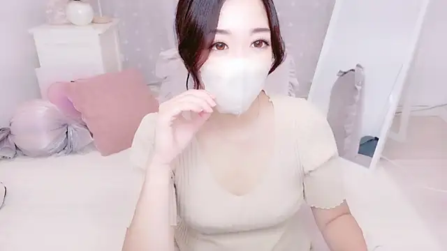 Snapshot of YURIKAsan_ chatting on May 2026 10:42:02 AM YURIKAsan online show from May 2026 10:42:02 AM