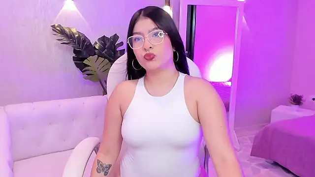 HannaLee333 online show from April 2026 05:15:01 PM