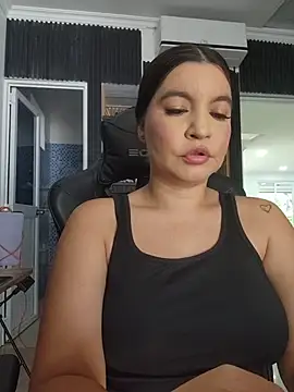 Snapshot of Pretty_Julieta chatting on June 2026 08:03:01 PM Pretty Julieta online show from June 2026 08:03:01 PM