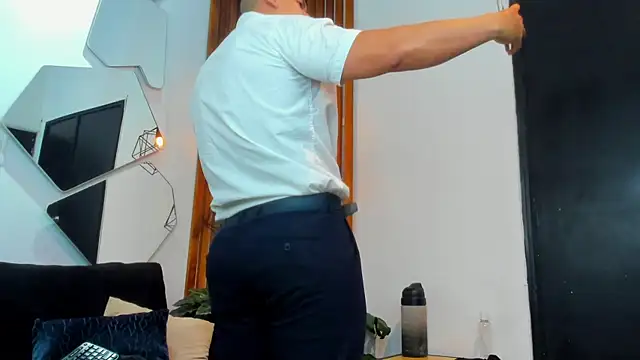 Snapshot of RomanCroft chatting on April 2026 11:39:01 AM RomanCroft online show from April 2026 11:39:01 AM