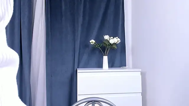 LareeGuzzo online show from March 2026 06:35:01 PM